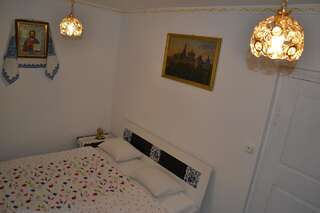 Гостевой дом Гостьовий дім у Почаєві Почаев Стандартный двухместный номер с 1 кроватью и общей ванной комнатой-2